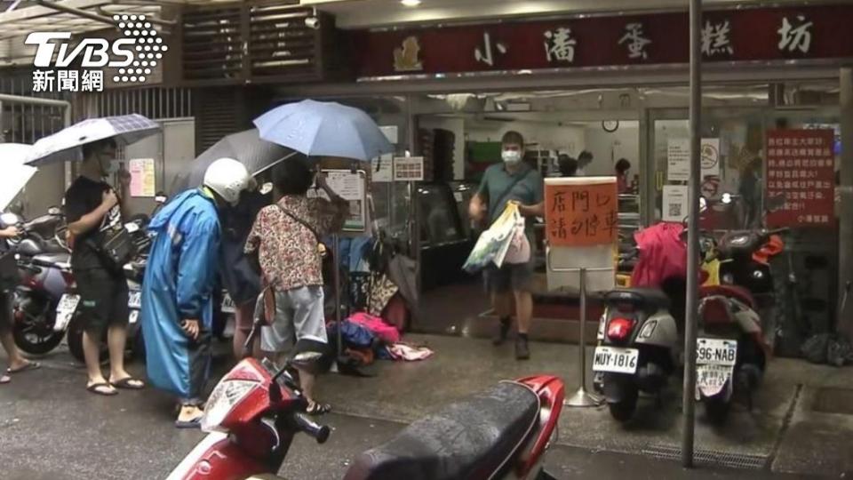 小潘鳳梨酥每年中秋節都大排長龍。（圖／TVBS資料畫面）