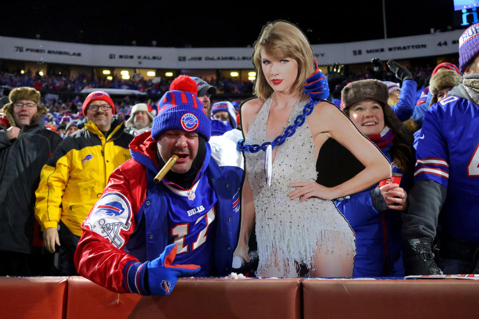 El pasadp 21 de enero en Orchard Park, un fan de Buffalo Bills lleva una figura de cartón de Taylor Swift durante el Playoff game between the Kansas City Chiefs y los Buffalo Bills en el Highmark Stadium de NY. (Foto: Timothy T Ludwig/Getty Images)