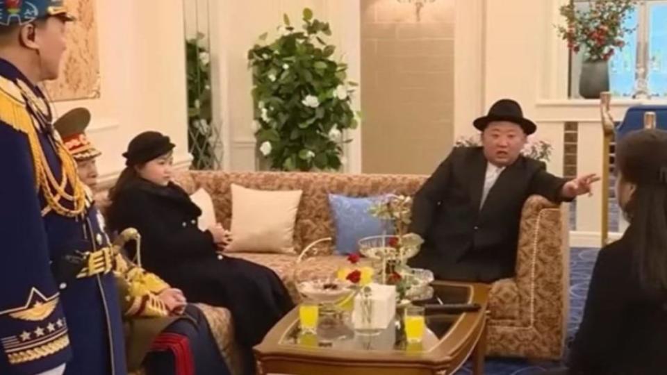 北韓的糧食危機已接近1990年代水平，金正恩卻在大啖美食。（圖／翻攝自《太陽報》）