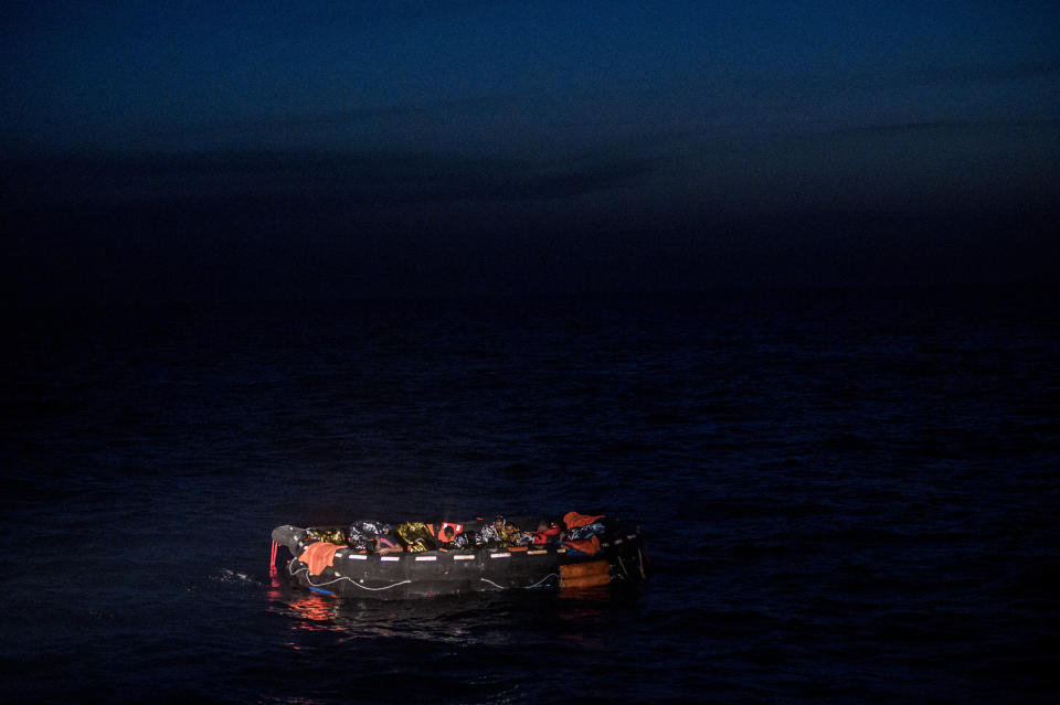 Migrantes en un bote salvavidas en la costa de Túnez la madrugada del miércoles, 25 de mayo de 2022. (AP Foto/Valeria Ferraro)