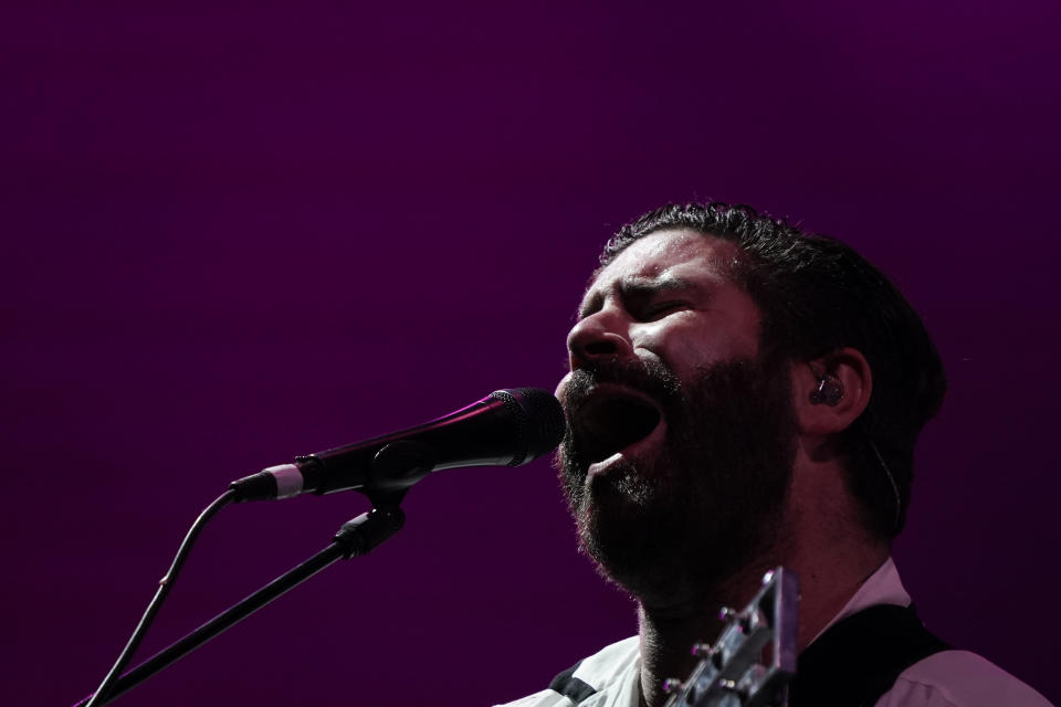 Yannis Philippakis de Foals durante su concierto en el festival Corona Capital en la Ciudad de México el 19 de noviembre de 2022. (Foto AP/Eduardo Verdugo)