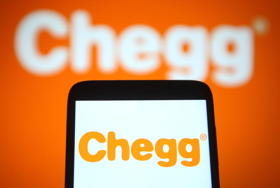 אוקראינה - 2021/08/07: באיור צילום זה נראה לוגו של Chegg, Inc. של חברת טכנולוגיות חינוך אמריקאית על סמארטפון ומסך מחשב. (איור צילום מאת פבלו גונצ'ר/SOPA Images/LightRocket דרך Getty Images)