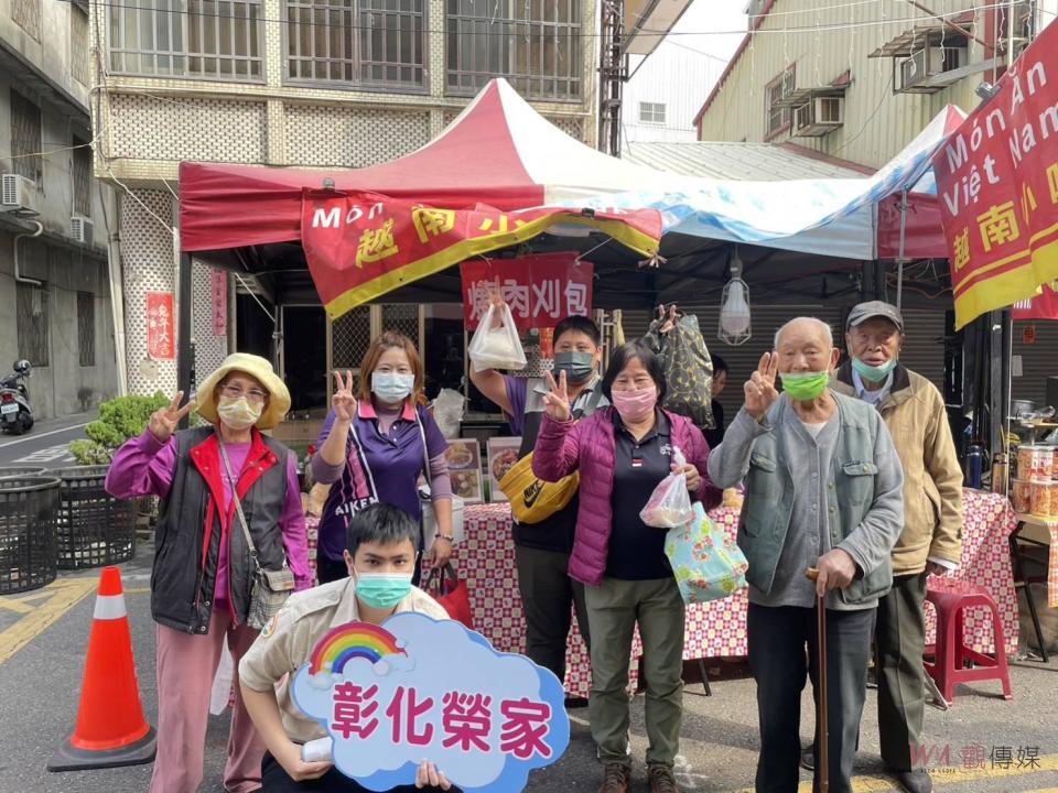 ▲彰化榮家帶領長輩到田中鎮年貨大街，大家作伙來迺街，採購年貨，讓住民感受濃濃年節氣息，和熱鬧迎春節的歡樂氣氛。（記者陳雅芳攝）