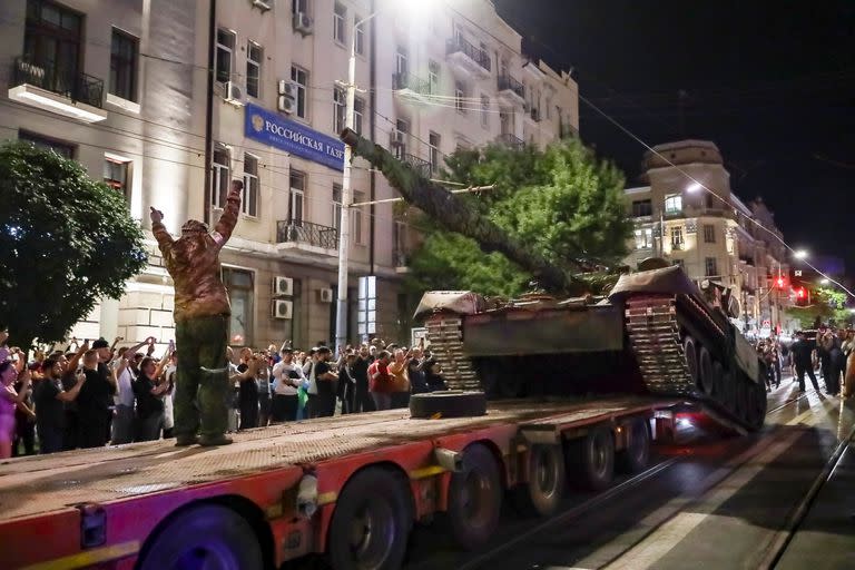 Miembros de la compañía militar Wagner Group cargan su tanque en un camión en una calle de Rostov del Don, Rusia, el sábado 24 de junio de 2023, antes de abandonar una zona en la sede del Distrito Militar Sur.