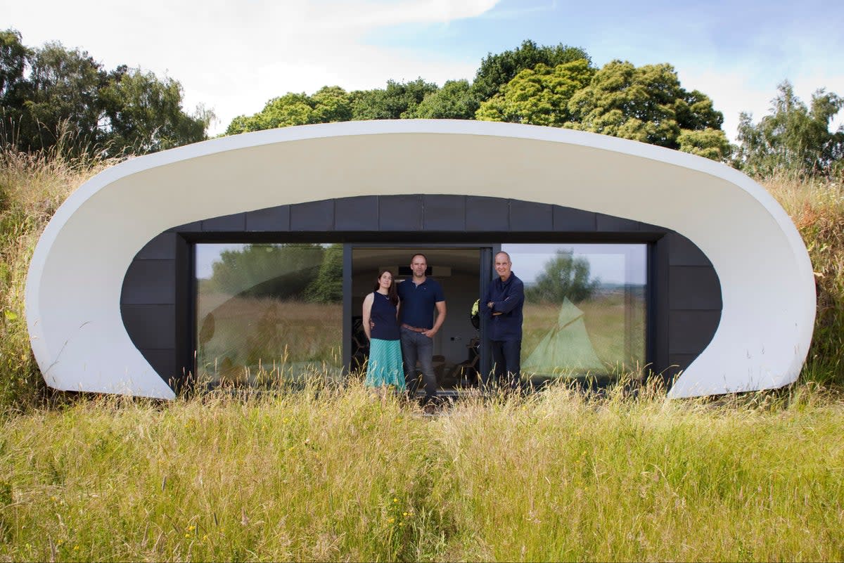 Self-builders Dorran and Vereuschka with presenter Kevin McCloud  (Channel 4)