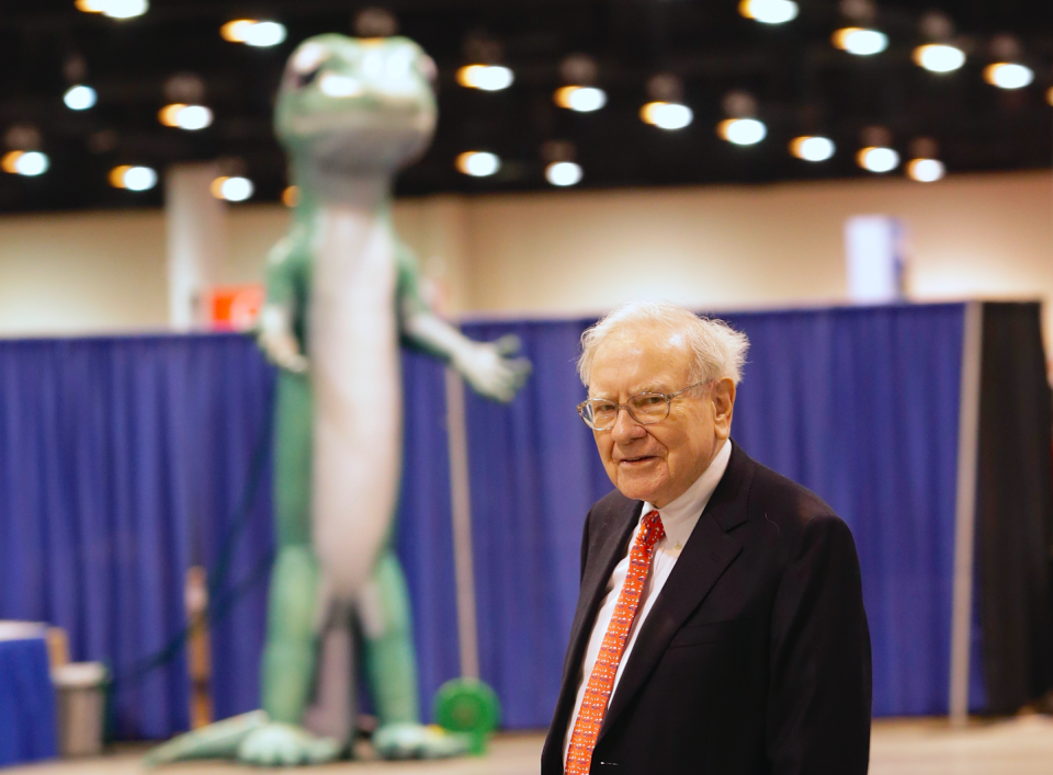 Warren Buffett in front of the GEICO gecko. (AP)