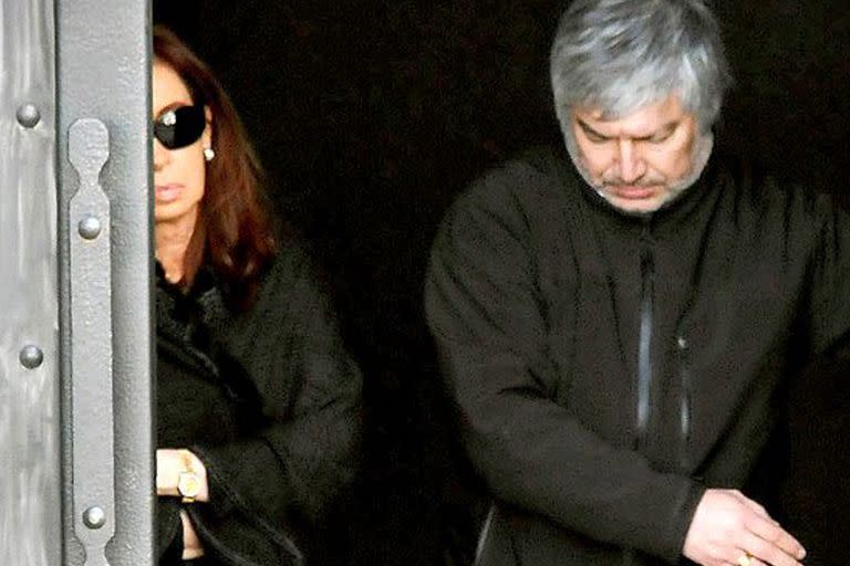 Cristina junto a Lázaro Báez saliendo del mausoleo de Néstor Kirchner.