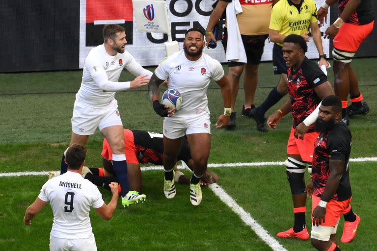 El inglés Manu Tuilagi celebra el primer try del partido, ante Fiji; La Rosa ya es semifinalista