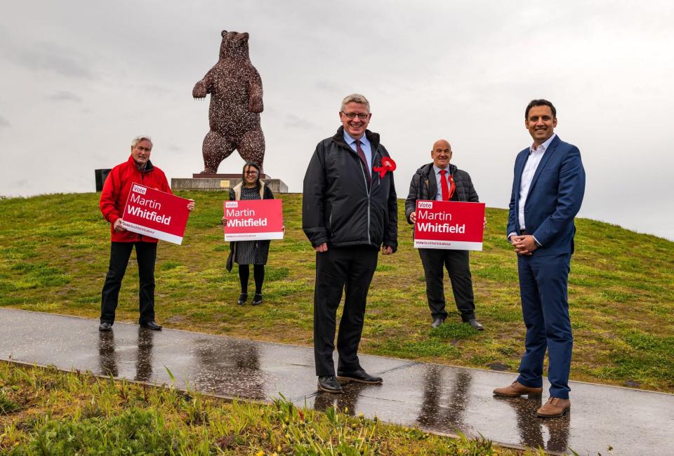  Alamy Live News. 2FKWY31 Dunbar, East Lothian, Scotland, UK, Scottish election: Anas Sarwar visits to lend support to the Scottish Labour party campaign to elect Martin Whitfield as constituency MSP before tonightÂ’s final parliamentary debate. Martin Whitfield was previously MP for the county, but lost to Kenny MacAskill in December 2019 in the general election. Pictured (L to R): Iain Gray, current MSP, Shamin Akhtar, Martin Whitfield , Norman Hampshire & Anas Sarwar Credit: Sally Anderson/Alamy Live News This is an Alamy Live News image and may not be part of your current Alamy deal . If you are unsure, please contact our sales team to check. - Sally Anderson/Alamy Live News 