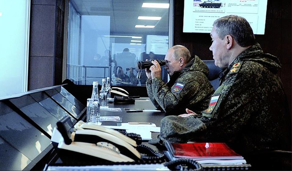 俄羅斯總統普丁（左）持望遠鏡視導東方2022聯合軍演。   圖 : 翻攝自澎派影像