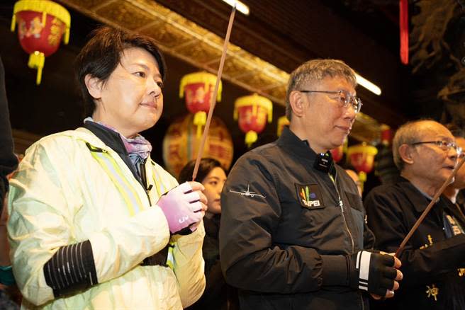 往年228紀念日前後，柯文哲都會依循往例騎車挑戰「一日北高」，行前他也率團隊前往關渡宮參拜，接著暖身準備出發。（民眾黨提供）