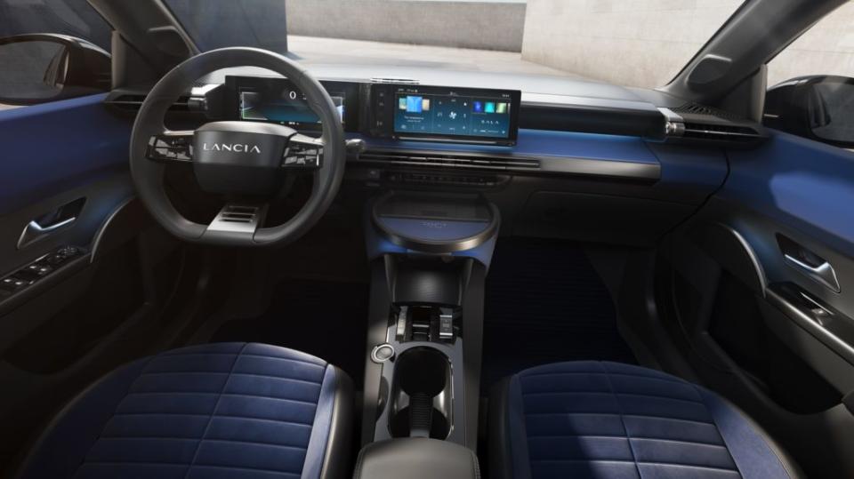 大改款Ypsilon搭載雙10.25吋數位座艙，中控下方還有以咖啡桌為靈感的無線充電版托盤。(圖片來源/ Lancia)