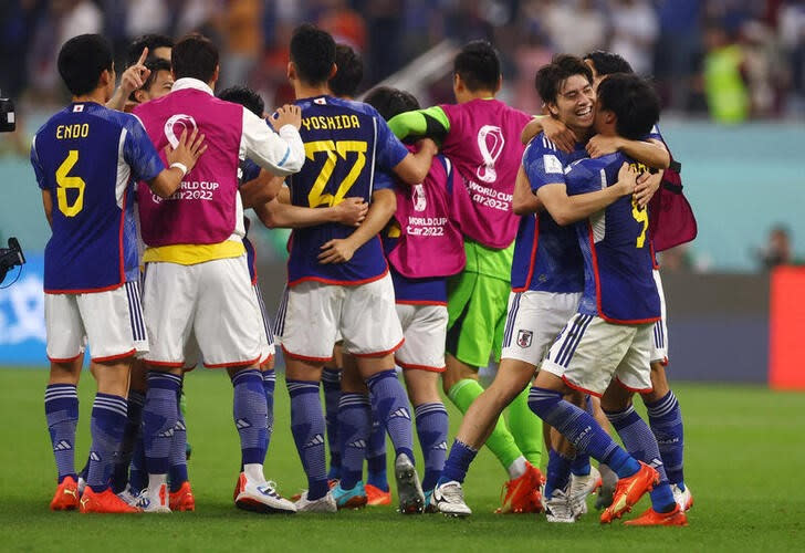 Foto del jueves de los futbolistas de Japón celebrando la clasificación a octavos de final del Mundial