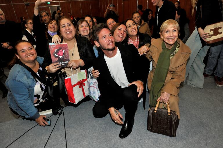 Hasta la feria del libro también se acercaron las seguidoras de Emanuel Ortega, quienes no se quisieron perder la oportunidad de sacarse una foto con el cantante