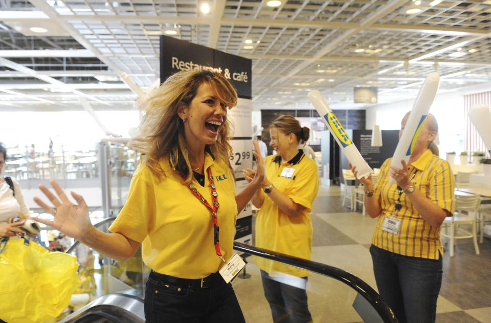 Glückliche Mitarbeiter sind gute Mitarbeiter – das weiß auch die Ikea-Spitze. Das schwedische Möbelhaus ist bekannt dafür, dass die Angestellten zum Ende des Jahres auf großzügige Geschenke hoffen können. Dies wurde zudem laut "Mental Floss" von mehreren Insidern bestätigt. Man habe unter anderem die Chance gehabt, Flugtickets oder Elektrogeräte zu gewinnen. (Bild-Copyright: Getty Images)