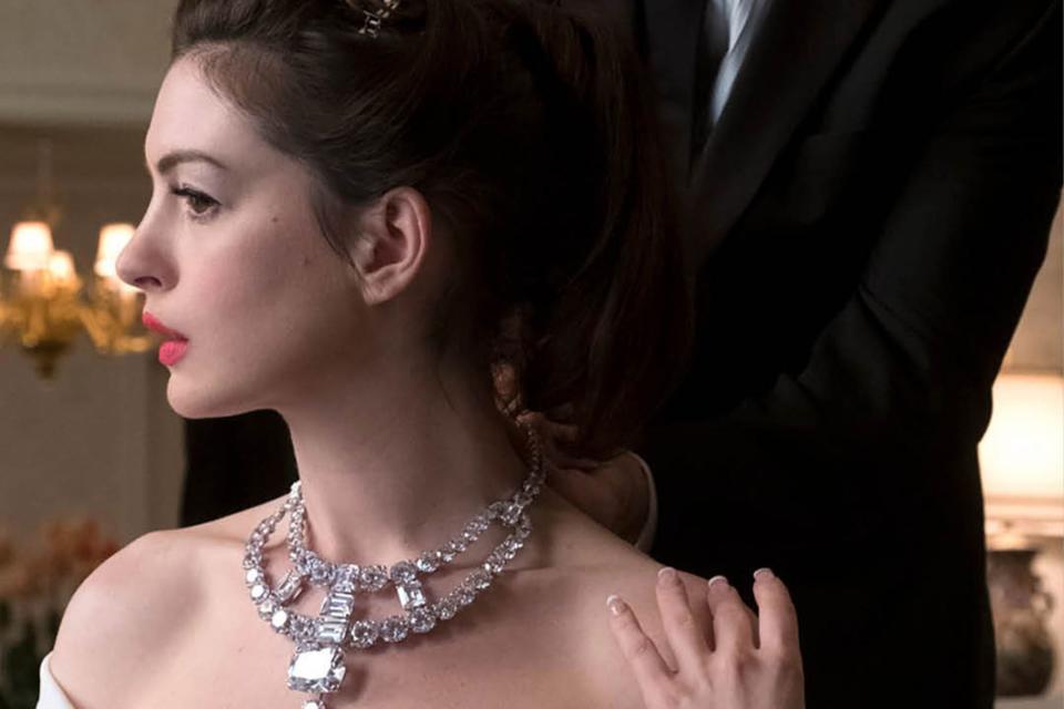 Ocean's 8 scene where Anne Hathaway's character has a priceless necklace put on her neck before the Met Ball