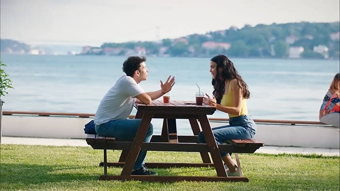 Hermanos: Entre Tolga y Yasmin parece que, poco a poco, va prendiendo la llama del amor