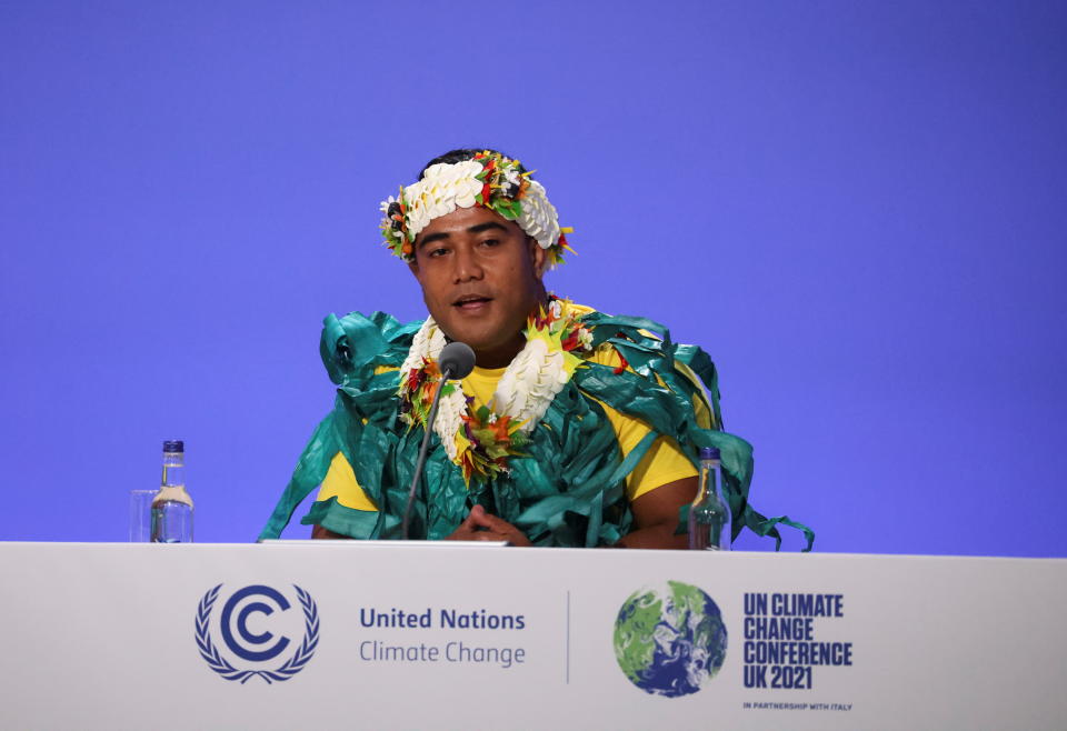 El activista climático Kato Ewekia Taomia de Tuvalu participa en una sesión durante la Conferencia de las Naciones Unidas sobre el Cambio Climático (COP26), en Glasgow, Escocia, Gran Bretaña, el 4 de noviembre de 2021. REUTERS/Yves Herman