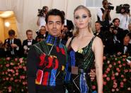 <p>Joe Jonas y Sophie Turner se tomaron un descanso en su luna de miel y protagonizaron en la Met Gala su primera aparición como marido y mujer. Además, lo hicieron muy bien coordinados con conjuntos de Louis Vuitton. (Foto: Andrew Kelly / Reuters). </p>