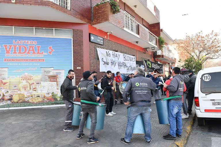 Trabajadores de la empresa de lácteos Vidal protestan en Devoto