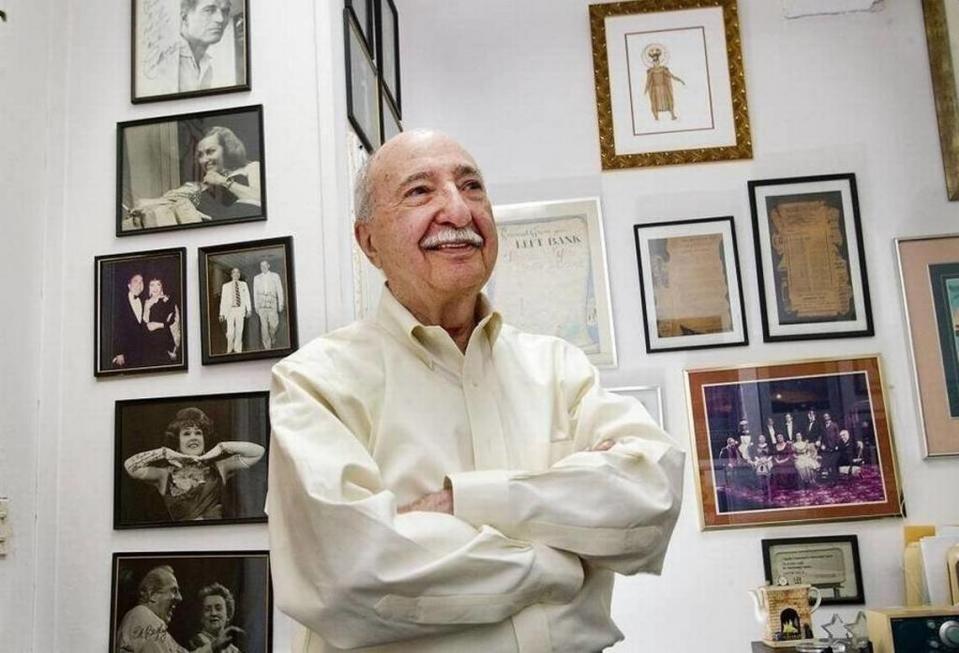 Charlie Cinnamon, legendario agente de prensa teatral de Miami y fundador del Festival de las Artes de Coconut Grove, fotografiado en su oficina en 2013. Cinnamon seguía trabajando cuando murió en 2017 a los 94 años.