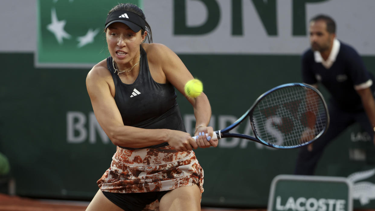  Jess Pegula plays a backhand at the French Open 