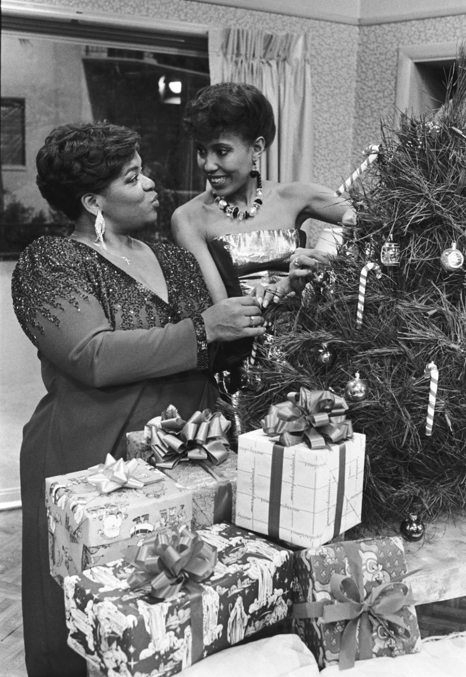 1984: Nell Carter and Telma Hopkins trim the tree