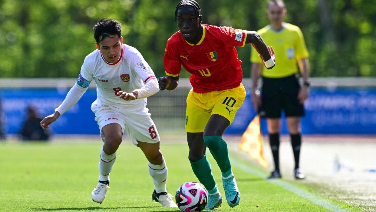 Indonesia's midfielder Witan Sulaeman fights for the ball with Guinea forward Ilaix Moriba