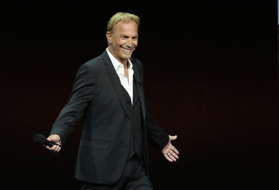 Kevin Costner, director y protagonista de la próxima película "Horizon: An American Saga", llega al escenario durante la presentación de Warner Bros. Pictures en CinemaCon 2024, el martes 9 de abril de 2024, en Las Vegas. (Foto AP/Chris Pizzello)