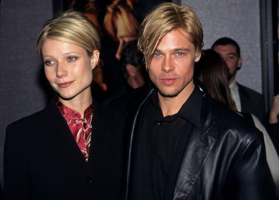 Après avoir foulé les tapis rouges main dans la main pendant trois ans, Gwyneth Paltrow et Brad Pitt se séparent en 1997. La décision viendrait de l’actrice, qui aurait mis un terme à leurs fiançailles par peur de s’engager. "<em>J'ai fait foirer tellement de relations amoureuses. Je suis une bonne amie, une bonne sœur, une bonne fille et une bonne mère, mais je suis très vulnérable en amour</em>", confie la fondatrice de Goop dans le podcast américain Girlboss radio de Sophia Amoruso. "<em>Cela a mis du temps pour que j'apprenne à avoir des relations romantiques. Alors Brad Pitt, si tu m'écoutes, j'ai foiré ça, Brad</em>", ajoute-t-elle en plaisantant. Malgré leur séparation, les deux acteurs sont restés en bons termes. Interrogée par le magazine <em>Harper’s Bazaar </em>en janvier 2020, la comédienne révèle qu’il n’est d’ailleurs pas le seul ex avec lequel elle garde de bons rapports : "<em>Mon petit ami du lycée est toujours l'un de mes meilleurs amis. Et je m'entends bien avec Brad Pitt. Il n'y a aucune rancœur entre nous</em>". <em>(Photo by Kevin Mazur Archive/WireImage via Getty Images)</em>