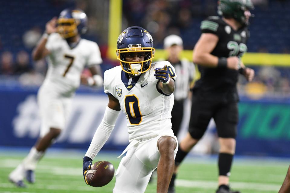 Former Toledo wide receiver DeMeer Blankumsee (0) signals first down during a Dec. 3, 2022 game. Blankumsee transferred to Memphis in January 2023.