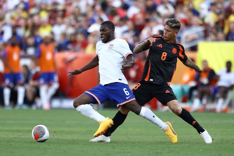 Jorge Carrascal pelea por la pelota con Yunus Musah de Estados Unidos