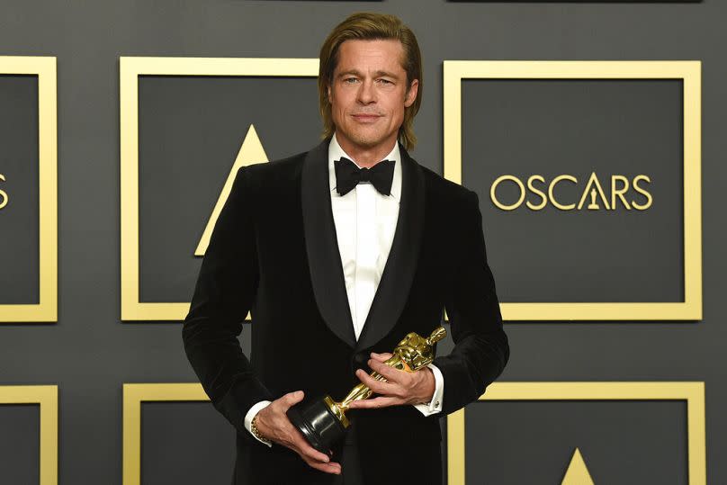 Brad Pitt im Jahr 2020 mit seinem Oscar für den besten Nebendarsteller für seine Rolle in "Es war einmal in Hollywood".