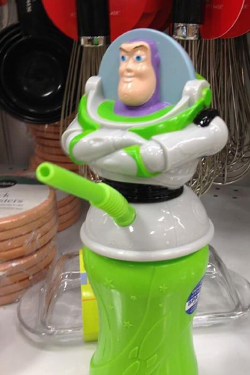 Kinder verstehen wahrscheinlich noch nicht, warum dieser Spielzeugbecher von "Toy Story"-Star Buzz Lightyear für Erwachsene verstörend ist. Aber über die Positionierung des Strohhalms hätten die Designer vermutlich besser noch einmal nachgedacht. (Bild-Copyright: lskoch5/Instagram)