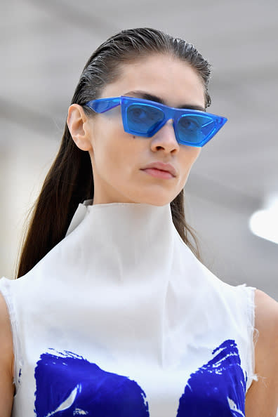 Gafas de color. En el desfile de Céline, nos enamoramos de estas gafas azules, que seguro veremos por doquier durante la próxima temporada primavera-verano 2017. - Foto: Pascal Le Segretain/Getty Images