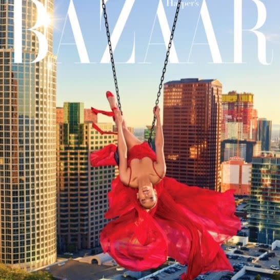 <p>Jennifer dejó ver que es una mujer de riesgos y se lanzó desde lo alto de un edifico/ Instagram/Harper’s Baazar/J.Lo/Instagram </p>