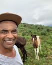 Depuis le début de l’été, Yannick Noah est devenu le meilleur ambassadeur du Pays basque. L’ancien champion de tennis partage sur Instagram chacun de ses bonheurs vécus dans le Sud Ouest. De ses parties de golf à Anglet avec son ami Guy Forget à sa randonnée parmi les chevaux sur les hauteurs de la Rhune. On veut y aller ! © Instagram @yannicknoah