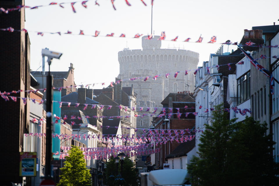 <p>Le château de Windsor semble particulièrement royal en arrière-plan alors que les drapeaux britanniques et les guirlandes claquent au vent. [Photo: Getty] </p>