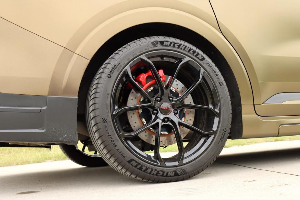 胎圈選擇了耀麒特製的鍛造輪圈，規格為21吋x8.5J-et40，整組輪圈的造型相當簡潔有力，搭配前後米其林255/40R21 PS4 SUV輪胎，相較於原廠235/55R19的輪胎規格，更寬更扁的輪胎，將可提供更敏銳的操控反應。
