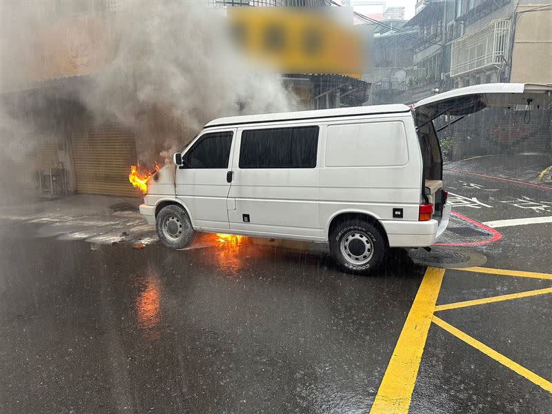 鳳小岳駕駛的箱型車引擎突然竄出火煙。（圖／民眾提供）