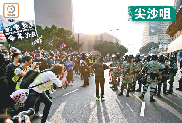 網民昨日發起的毋忘初心大遊行，最後亦演變成堵路及警民衝突。（李華輝攝）