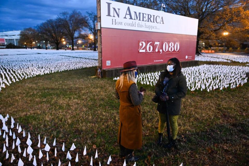 In Washington D.C. hat die Künstlerin Suzanne Brennan Firstenberg ein Mahnmal geschaffen. Jede der kleinen, weißen Fahnen steht für einen Menschen, der in den USA an den Folgen von Covid-19 gestorben ist – und es kommen immer mehr dazu. Am 30. November – dem Zeitpunkt der Aufnahme des Fotos – waren es 267.080 Fahnen.