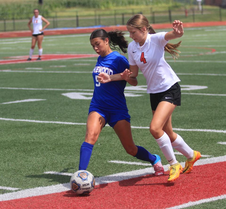 Lakewood's Jaylie Maas breaks up a run from Alexander's Lily Ryder on Saturday.