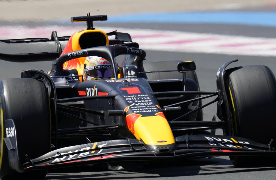 Max Verstappen al volante de su Red Bull durante el Gran Premio de Francia, en Le Castellet, el domingo 24 de julio de 2022. (AP Foto/Manu Fernández)