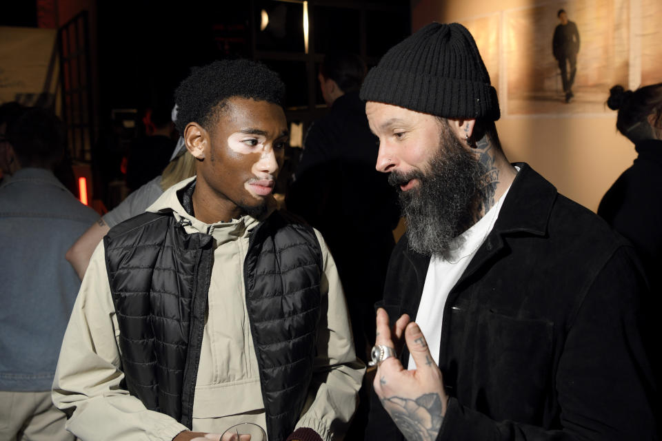 Yvesmark Chery und H&M-Männermoden-Chefdesigner Ross Lydon bei einem Event in Berlin (Bild: Robert Schlesinger/Getty Images/H&M)