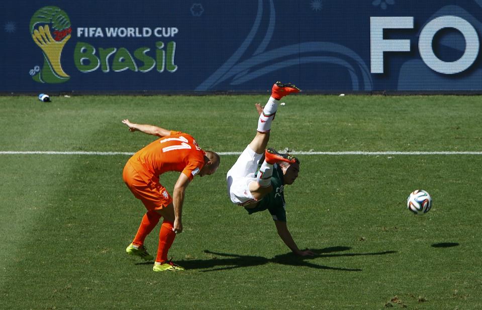 Mexico's Aguilar fights for the ball with Robben of the Netherlands during their 2014 World Cup round of 16 game at the Castelao arena in Fortaleza