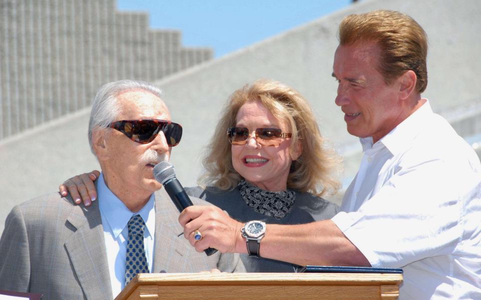 In later life, Brosmer worked with bodybuilders including her husband Joe Weider (l) and Arnold Schwarzenegger (r) - Sipa US / Alamy Stock Phot