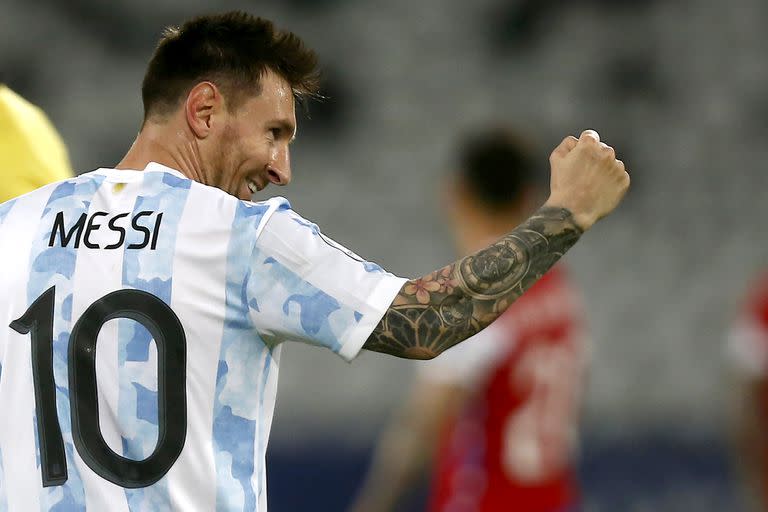 Puño en alto, brazo tatuado y sonrisa en el rostro: uno de los tantos festejos de Lionel Messi con la camiseta argentina. La revista inglesa Four Four Two dio a conocer el ranking con los 100 mejores jugadores de la historia - Créditos: @Wagner Meier