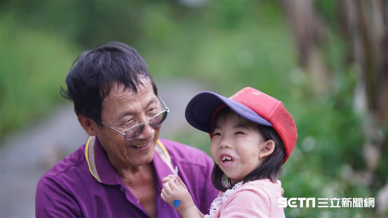 深知小華內心比其他孩子脆弱，自信心也缺乏，阿公一概不讓她看術前的照片，也努力想給這孫女充滿愛的家和環境長大，希望她拋下過去受傷的自己別再接受異樣眼光。（圖／羅慧夫顱顏基金會提供、記者張雅筑攝）