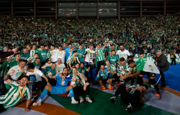 Jugadores y cuerpo t&#xe9;cnico del Betis celebrando la victoria en la final de la Copa del Rey ante el Valencia. (Photo: MARCELO DEL POZO via REUTERS)